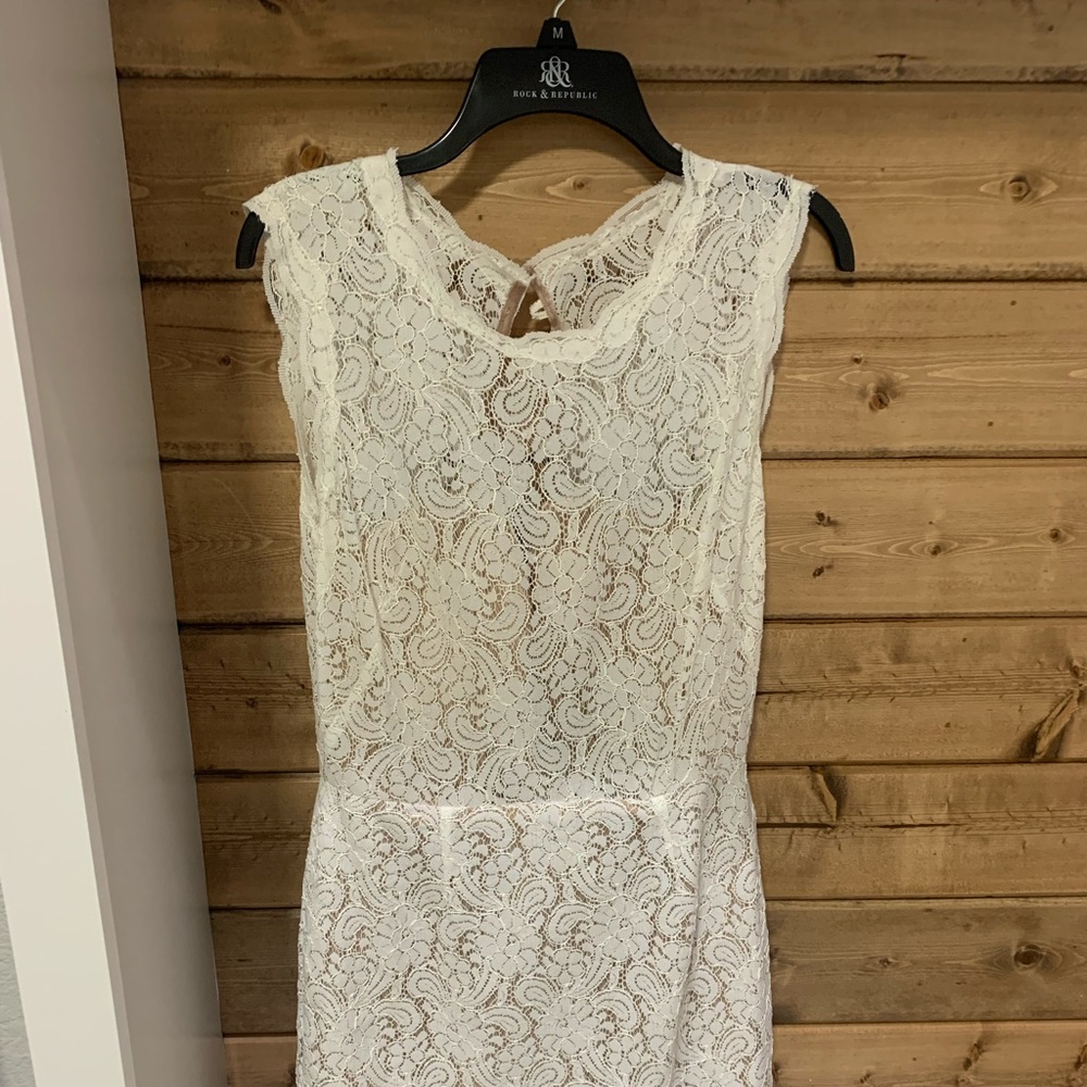 Beautiful ivory sz 10 mini with illusion neckline and button detail on back